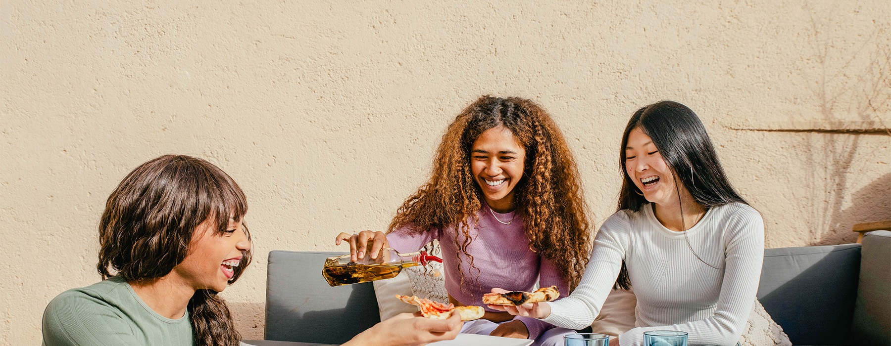 Women eating pizza 